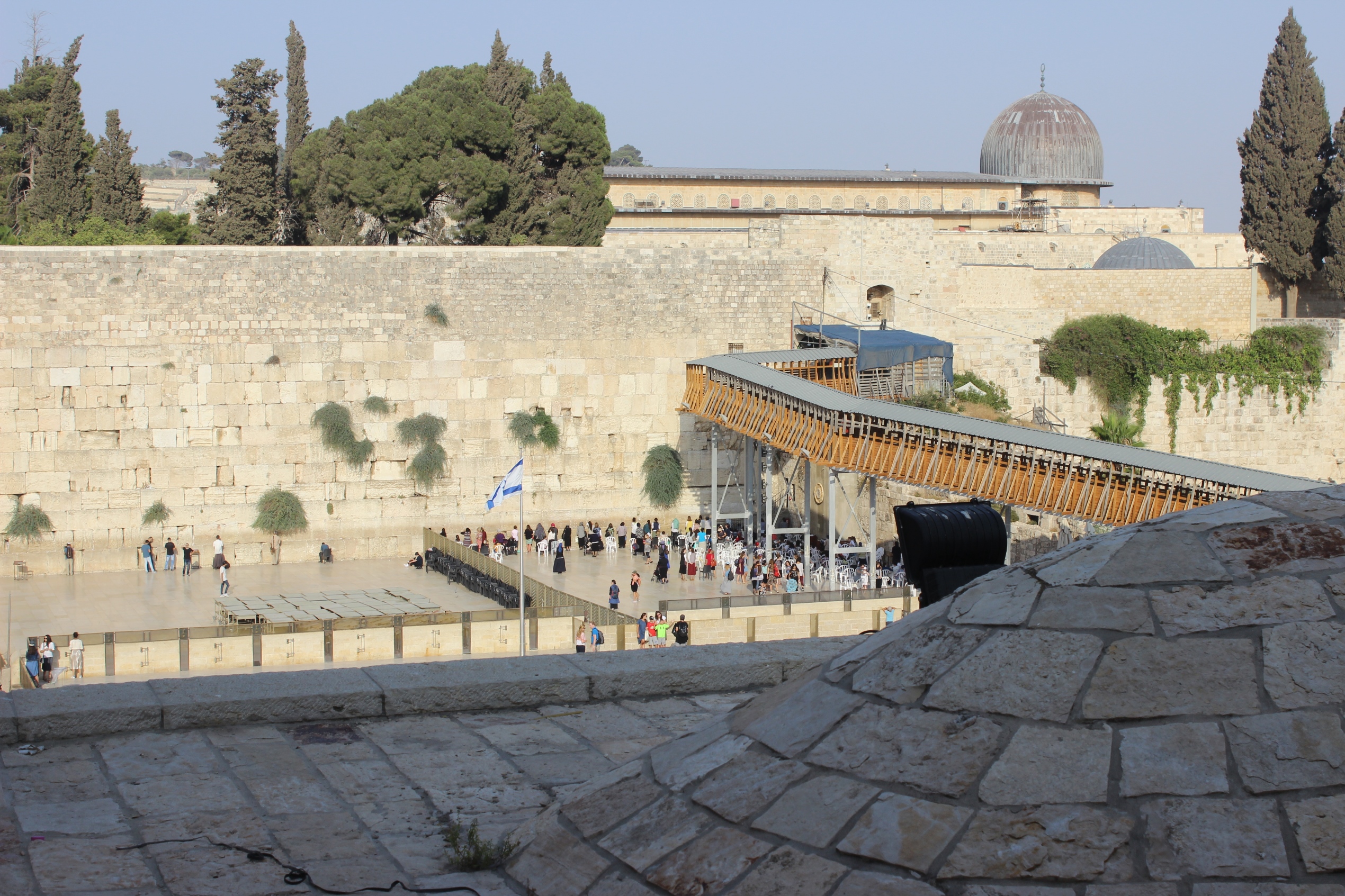 Tentara Zionis Membangun Jembatan Kayu Di Antara Tembok Buraq dan Masjidil Al-Aqsa