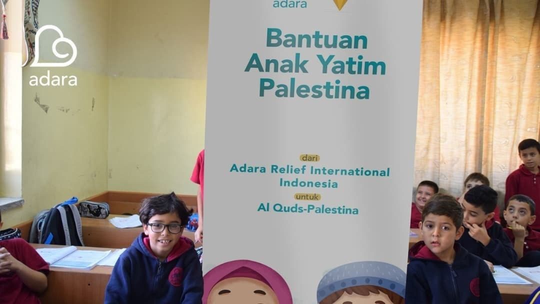 anak Palestina berfoto
