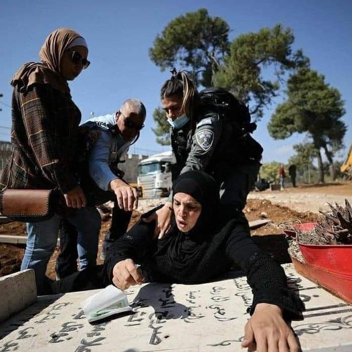 Seorang Ibu Melindungi Makam Anaknya dari Buldozer Zionis