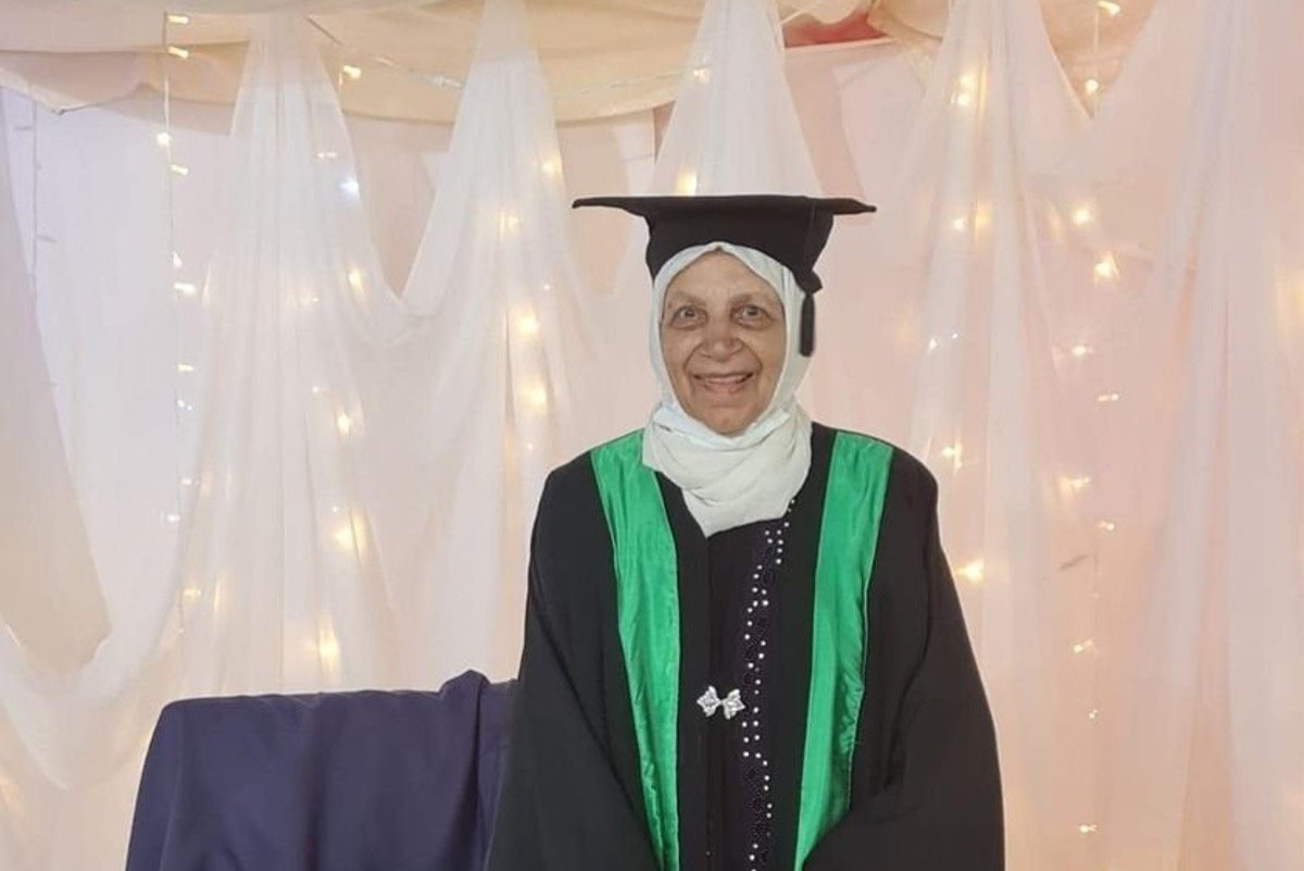 Perempuan Palestina Berusia 85 Tahun Meraih Gelar Sarjana