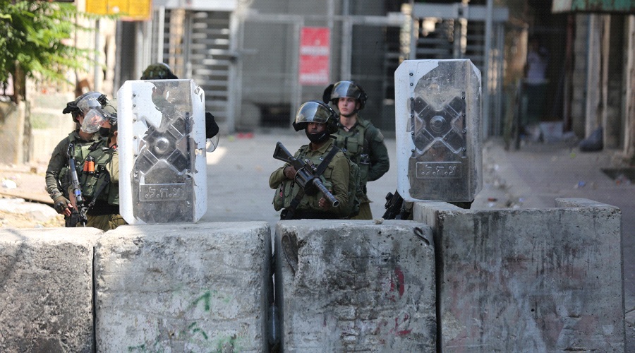 Tentara Zionis Menyerang Anak dan Ibunya di Kota Hebron, Tepi Barat Selatan