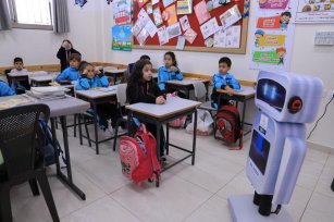 Siswa Gaza Mendapat Pengajaran dari Mr. Robot.
