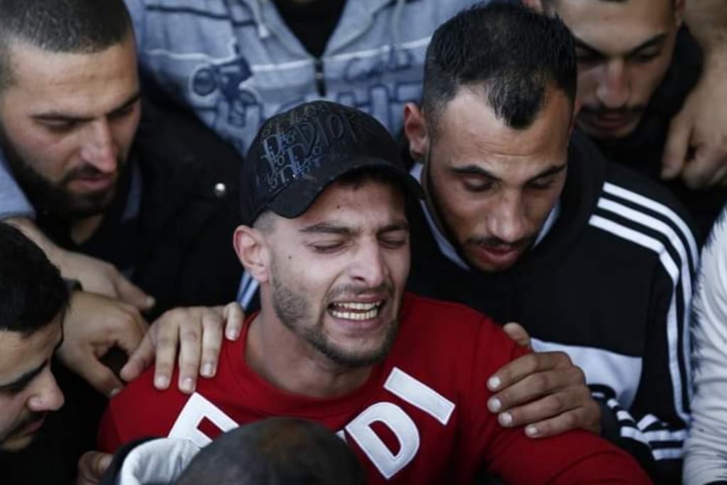 Masyarakat Palestina yang Marah Berpartisipasi dalam Pemakaman Pemuda Palestina yang Dibunuh oleh Pemukim Israel