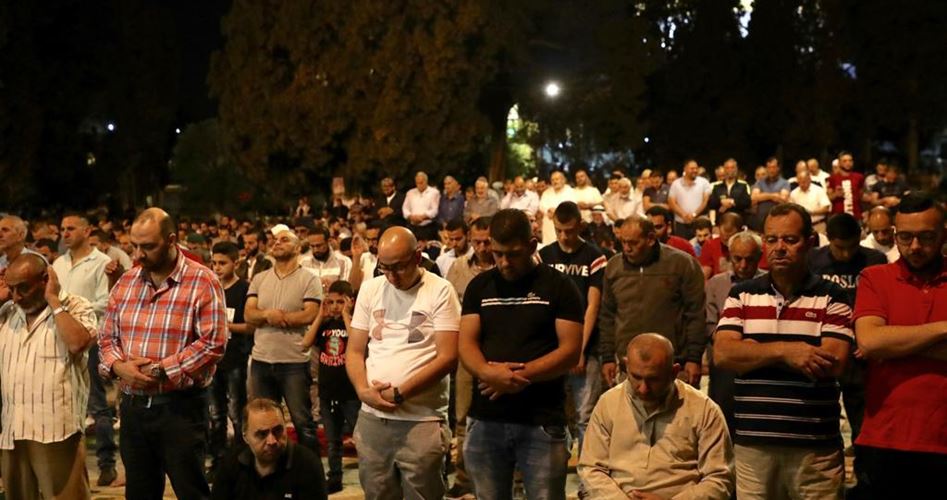 Puluhan Ribu Warga Melakukan Tarawih di Al-Aqsa dan Penangkapan 4 Pemuda dari Al-Quds