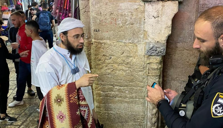 Para Pemuda Menghadapi Pemukim yang Menyamar untuk Memasuki Al-Aqsa