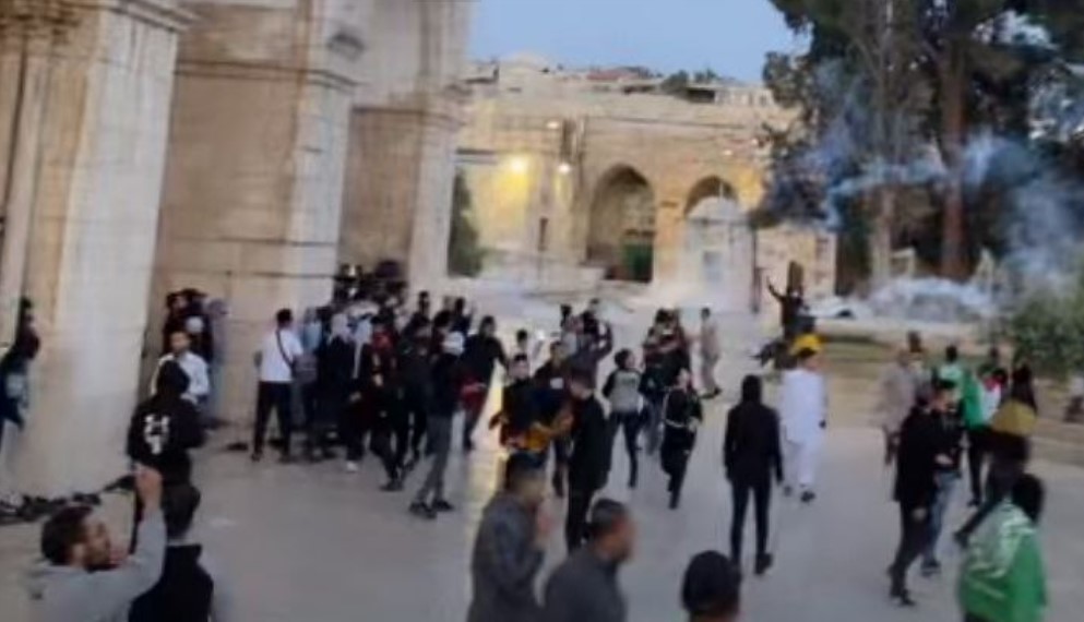 Pasukan Israel Menyerang Jemaah Muslim pada Malam ke-27 Ramadan di Al-Aqsa