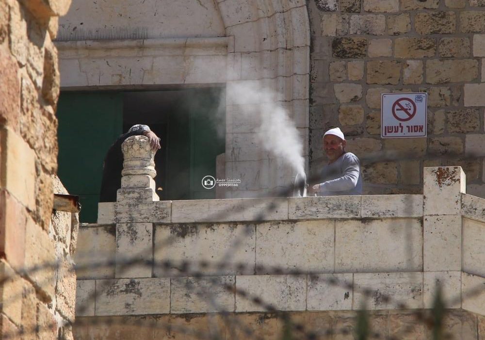 Zionis Israel Menghancurkan Tangga Masjid Ibrahimi di Hebron