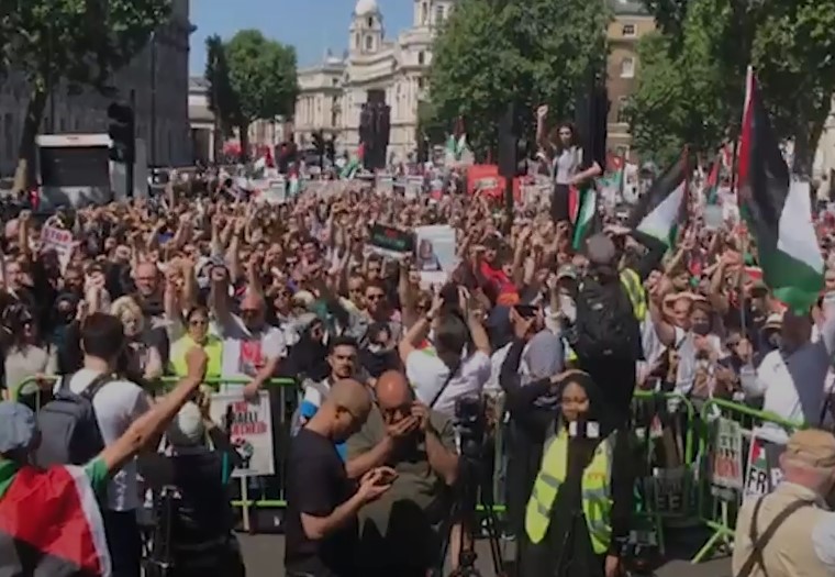 Pengunjuk Rasa Mengacungkan 55 Jaket Pers di Luar Kantor BBC untuk Mewakili Jurnalis yang Dibunuh Israel