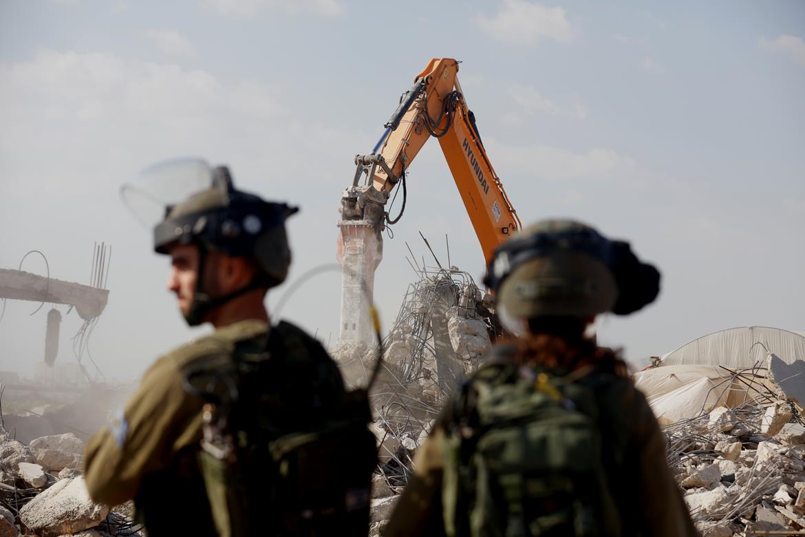 Zionis Israel Menghancurkan Rumah Warga Palestina di Al-Quds (Yerusalem) dengan Buldoser