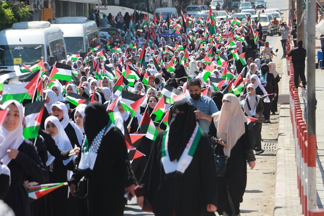 800 Perempuan Penghafal Al-Qur’an Mengikuti Pawai Bendera Palestina