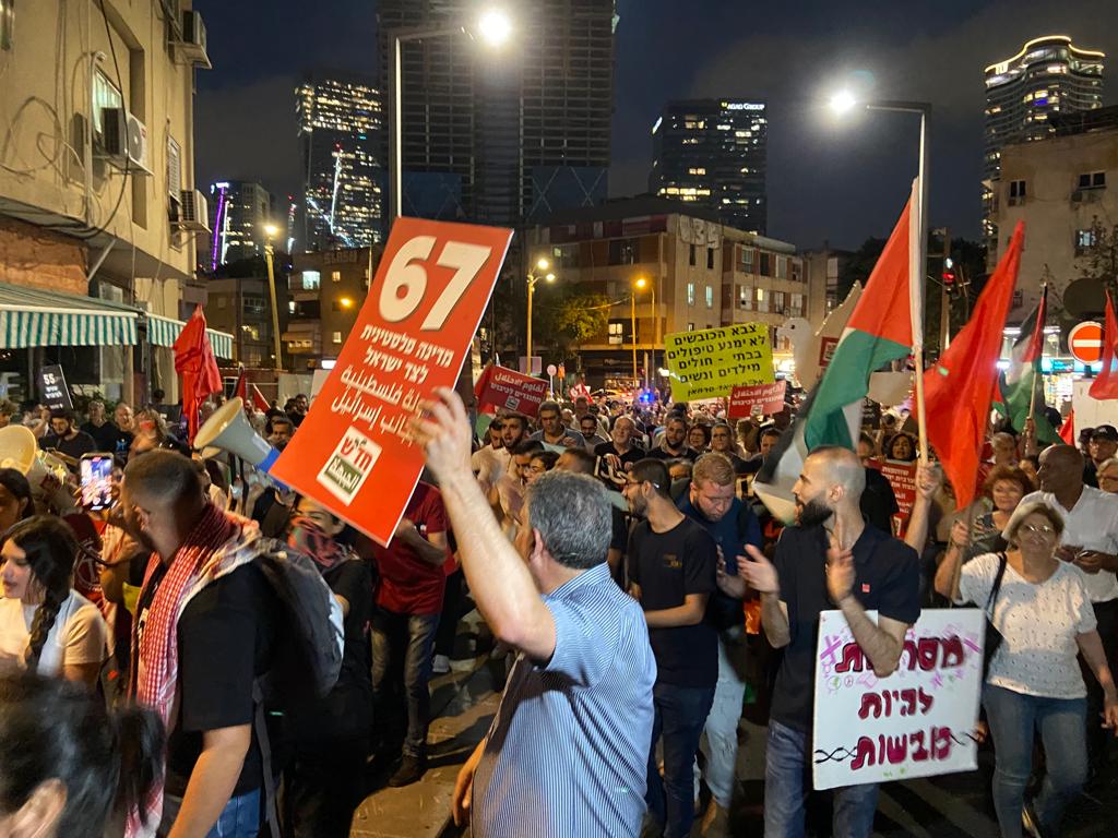 Pemukim Israel Sengaja Tabrak Dua Perempuan Muda di Tel Aviv karena Kibarkan Bendera Palestina