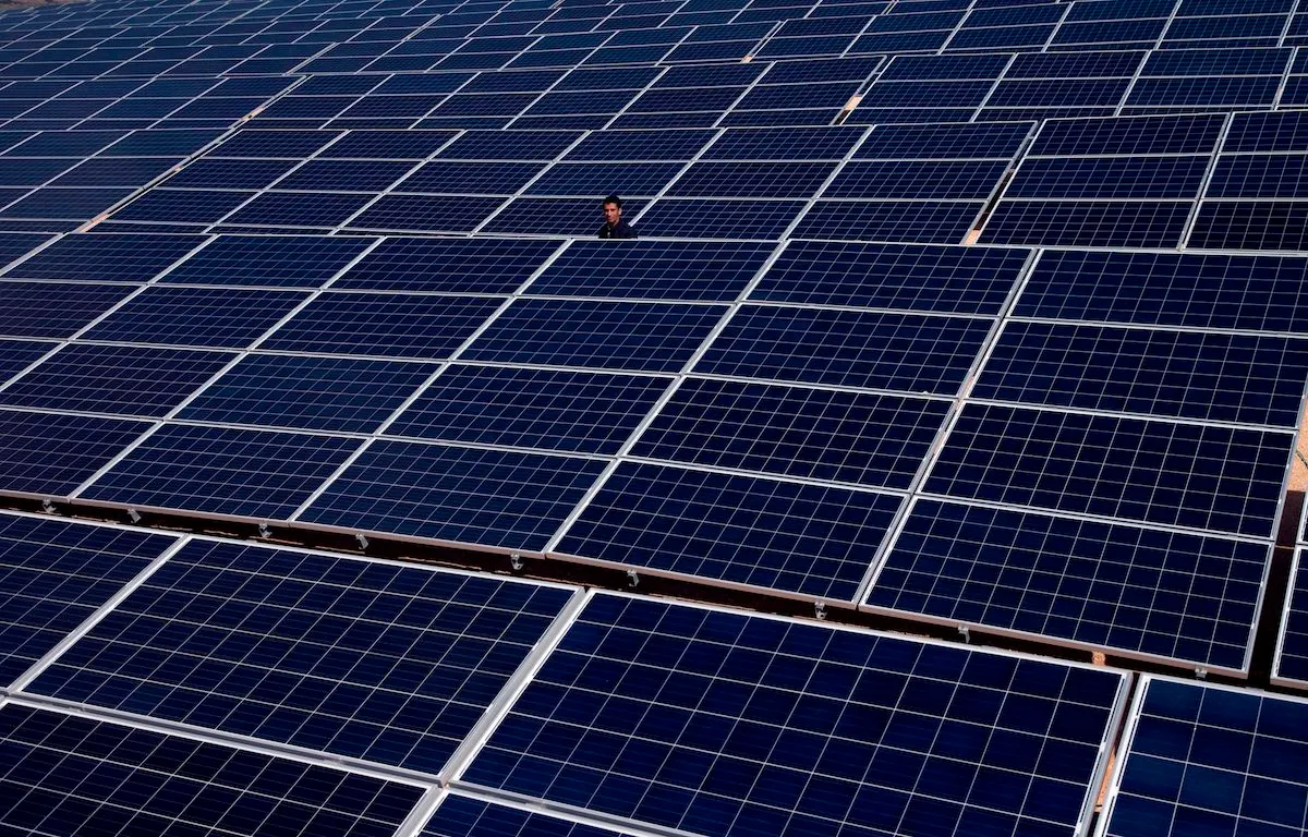 Terpaksa Tinggal Di Gua, Penduduk Desa Tana Belajar Hidup dengan Tenaga Surya