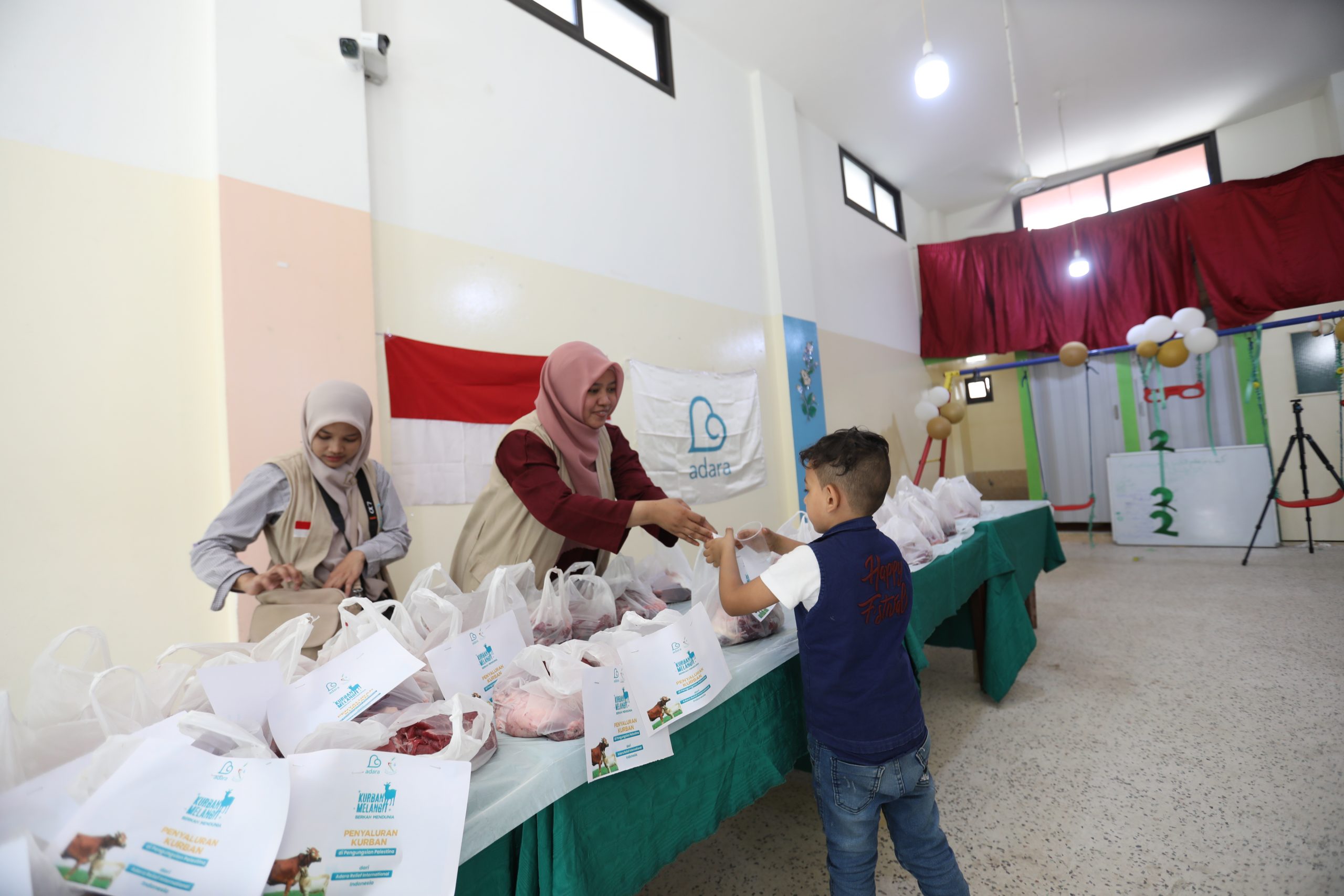 Kebahagiaan Para Pengungsi Palestina Mendapatkan Daging Kurban