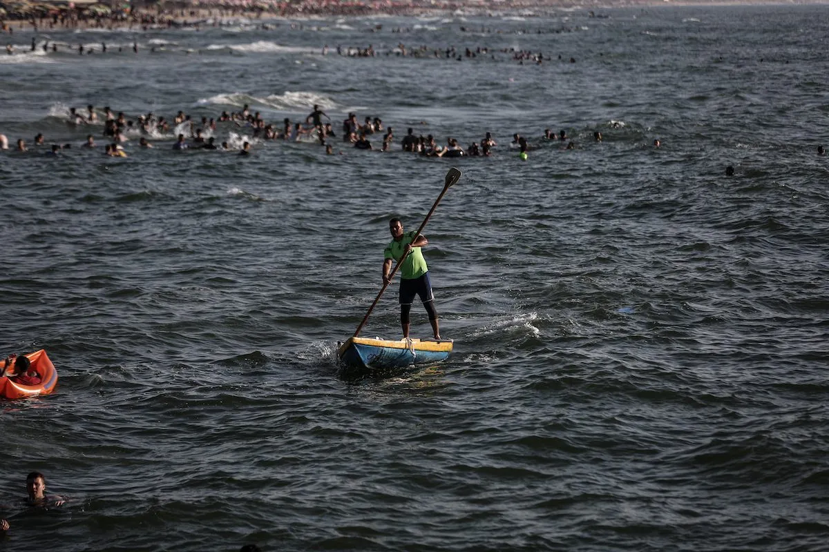 Berselancar, Cara Warga Gaza Nikmati Kebebasan di Tengah Blokade