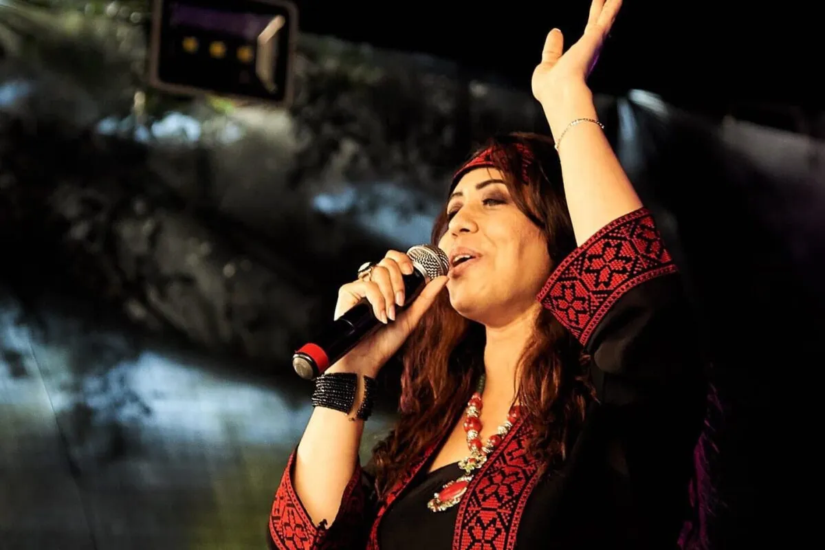 Oula Alshagir, seorang penyanyi Palestina-Brasil