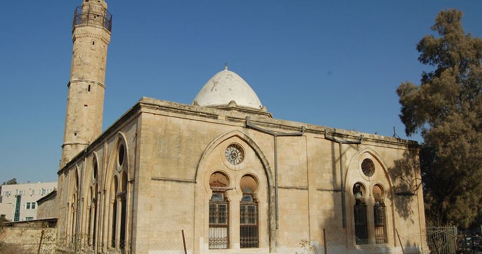 Para pemukim Israel di Beersheba, Negev, menyelenggarakan festival musik berjudul “Festival Minuman Keras” di Masjid Beersheba