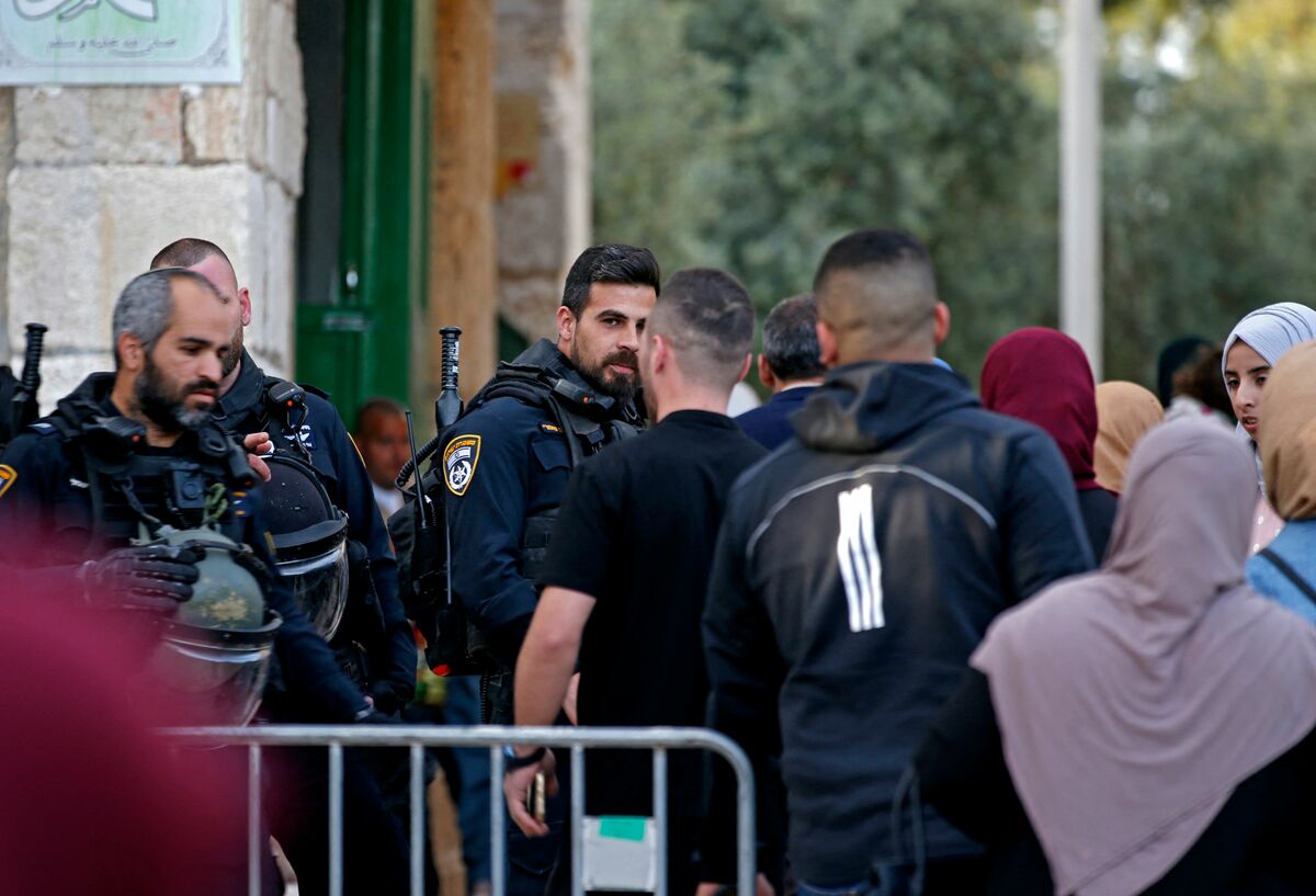 Polisi Israel Larang Penjaga Masjid Masuk ke Kompleks Al-Aqsa