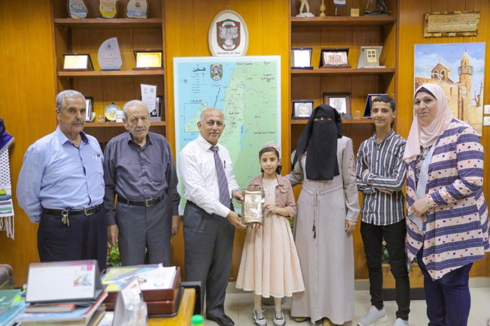 Walikota Gaza, Yahya Al-Sarraj, memberi penghargaan kepada gadis kecil Palestina