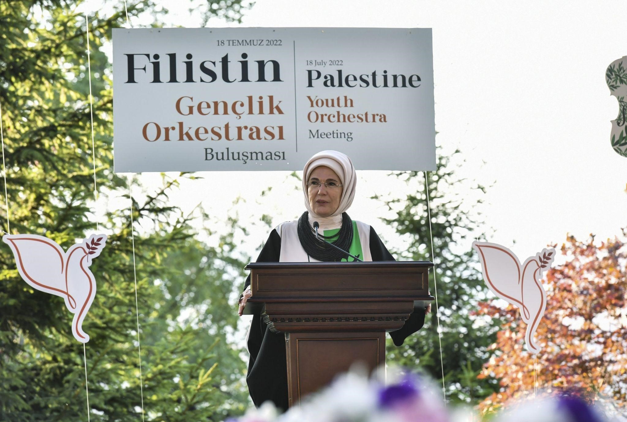 Ibu negara Turki, Emine Erdoğan, memberikan kalimat sambutan di hadapan Palestinian Youth Orchestra, 18 Juli 2022