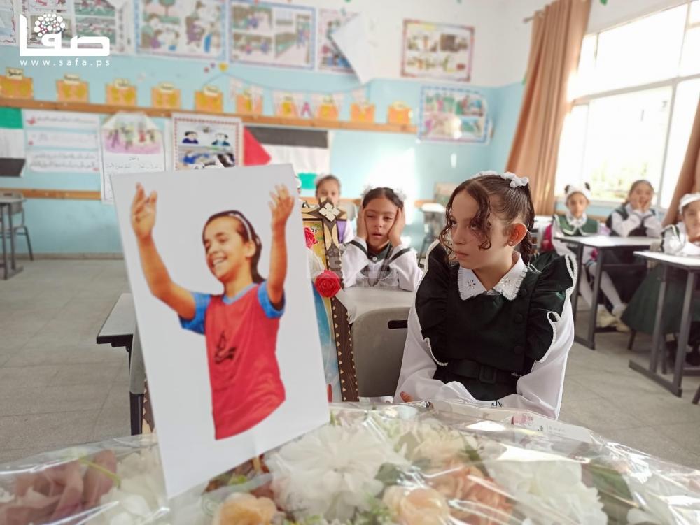 Jasadnya Pergi, tetapi Fotonya Hadir di Bangku Sekolah