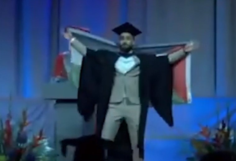Mahasiswa Mengibarkan Bendera Palestina saat Wisuda di Universitas Brighton, Inggris