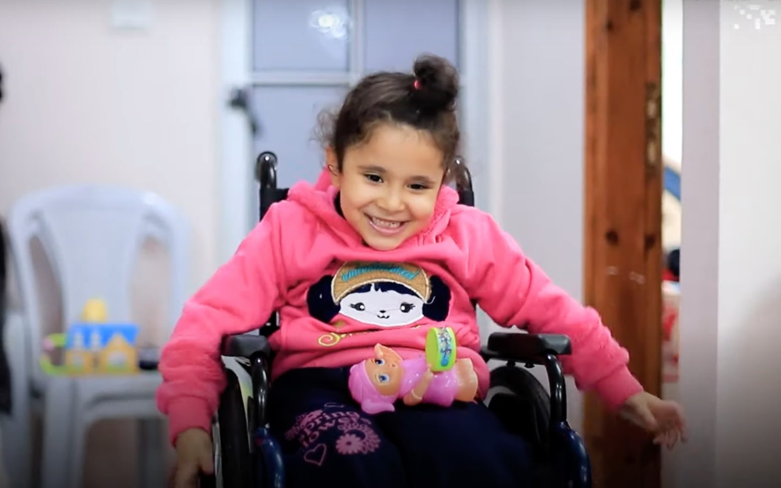 Sara Al-Metrabi berjalan dengan kursi rodanya