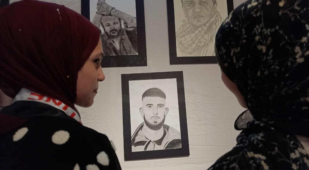 Anak-anak Palestina Adakan Pameran Lukisan Tokoh Nasional di Khan Yunis