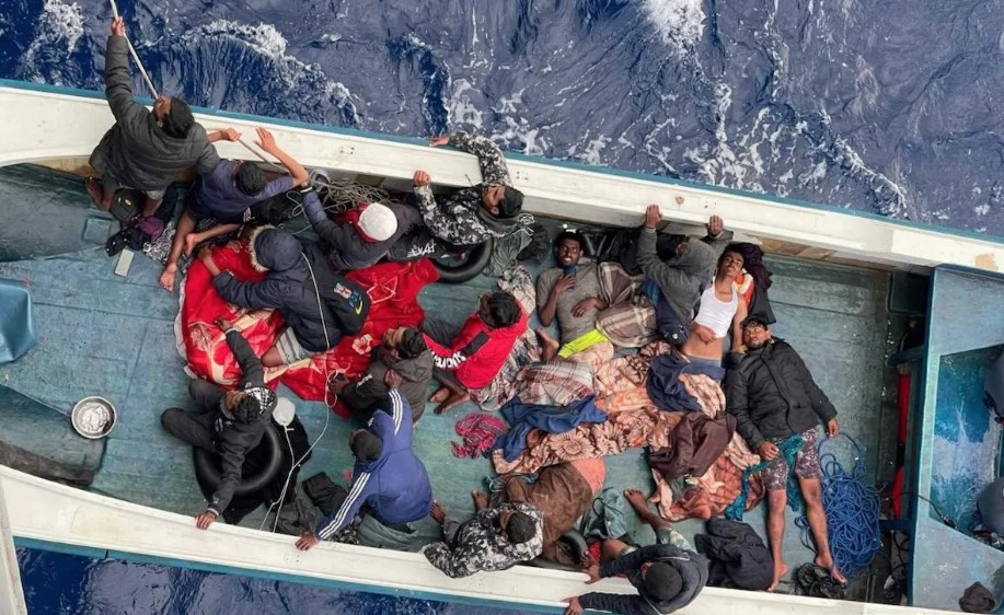 Enam pengungsi Suriah, termasuk tiga anak-anak, ditemukan tewas di atas kapal imigran yang tiba pada Senin (12/9) di pelabuhan Pozzallo, Sisilia, kata badan pengungsi PBB (UNHCR), lapor Reuters. "Mereka meninggal karena kehausan, kelaparan, dan luka bakar