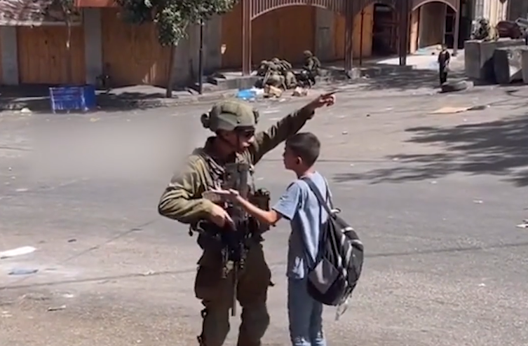 “Biarkan Aku Pulang, Aku Ada Ujian,” Ujar Anak Palestina Penuh Keberanian Kepada Tentara Israel yang Mencegatnya