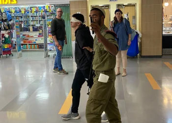 Israel Menutup Mata Tawanan Anak Palestina Saat Membawanya ke Rumah Sakit