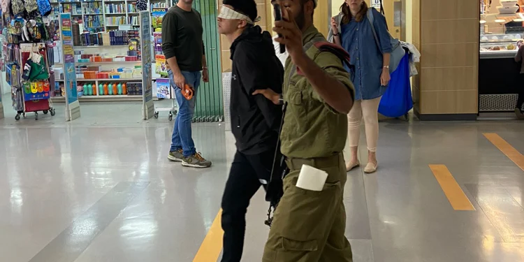 Israel Menutup Mata Tawanan Anak Palestina Saat Membawanya ke Rumah Sakit