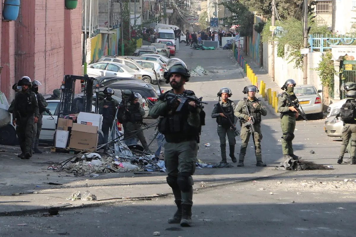 Militer Israel menutup jalan-jalan di Kamp Shuafat dan mendirikan banyak pos pemeriksaan
