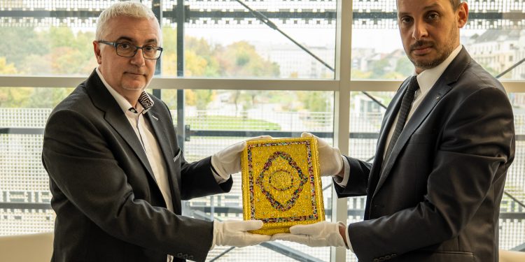 Palestina Sumbangkan Dua Salinan Al Qur'an dan Alkitab ke Museum Etnografi di Budapest