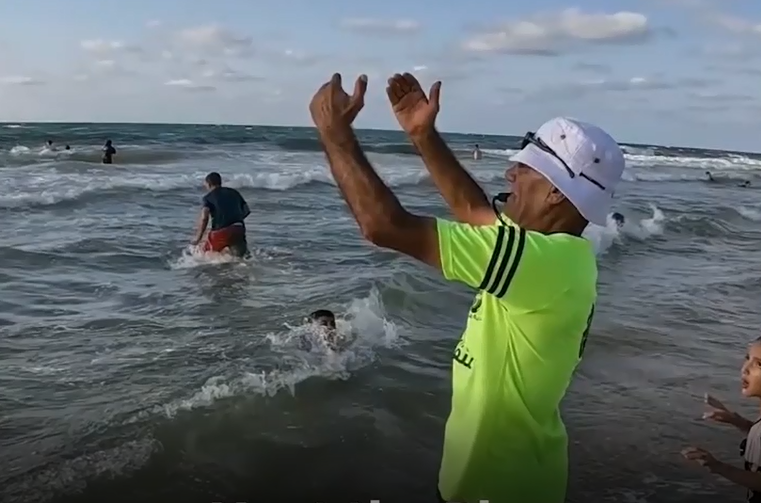 “Paus Biru Gaza”, Pelindung Warga di Pantai Gaza