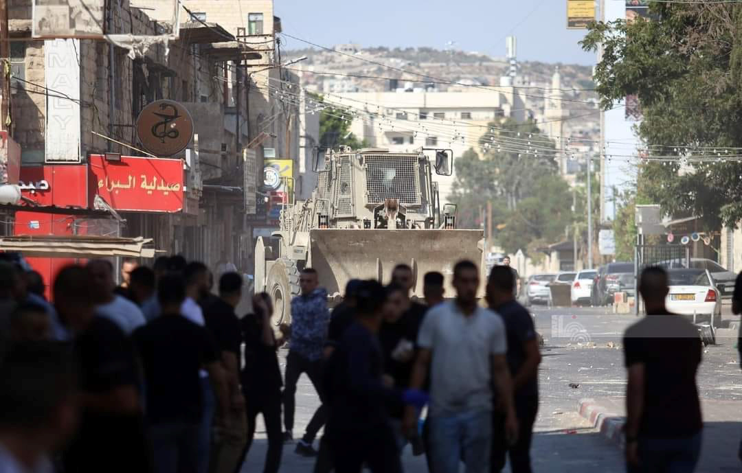 Pengunjuk rasa Palestina menghadapi kendaraan lapis baja Israel, Jenin, 8 Oktober 2022.