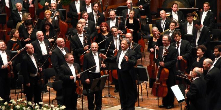 Kecam Pertunjukan Orkestra Israel, Warga Palestina di San Fransisco Lakukan Demonstrasi