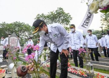Sambut HKN ke-58, Menkes Budi Gunadi dan Tim Kemenkes Ziarah ke TMP Kalibata Kenang Jasa Pahlawan Kesehatan