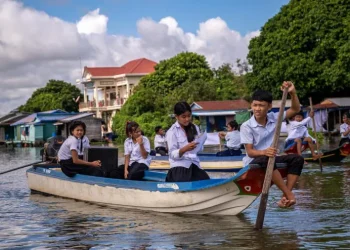 Siswa Sekolah Terapung Berangkat Sekolah Sambil Pungut Sampah Danau