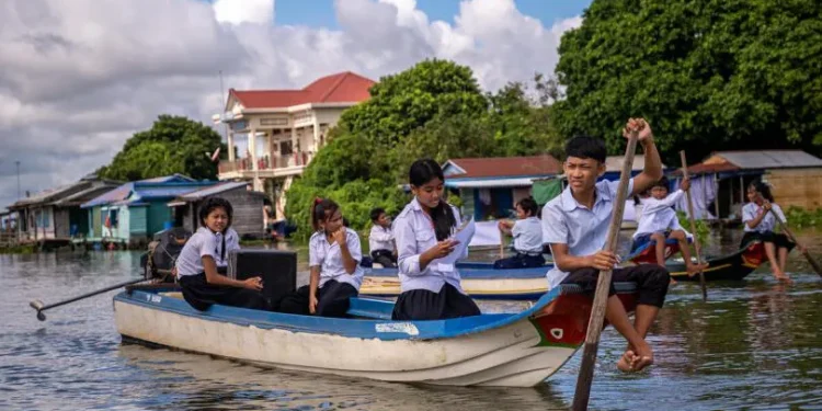 Siswa Sekolah Terapung Berangkat Sekolah Sambil Pungut Sampah Danau