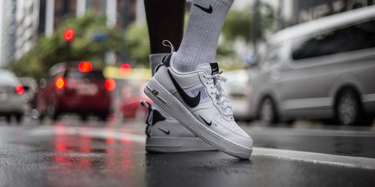 HUKUM MENGUSAP SEPATU KETIKA BERWUDU