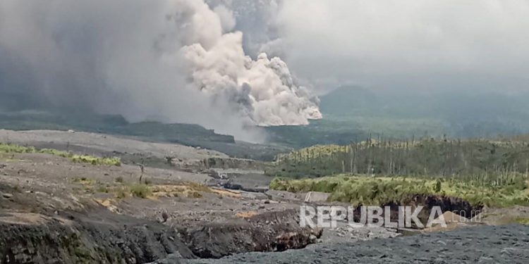 Gunung Semeru Erupsi! 2000 Jiwa Mengungsi di 21 Titik Evakuasi 