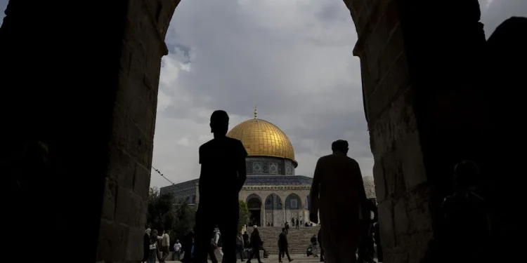 Jaga Masjid dari Serangan Pemukim, Warga Palestina Berkumpul di Al-Aqsa