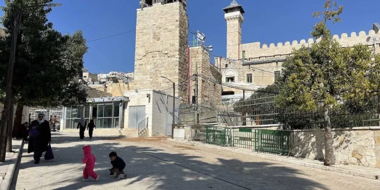 Rayakan Hanukkah, Pemukim Israel Nyalakan Lilin di Masjid Ibrahimi