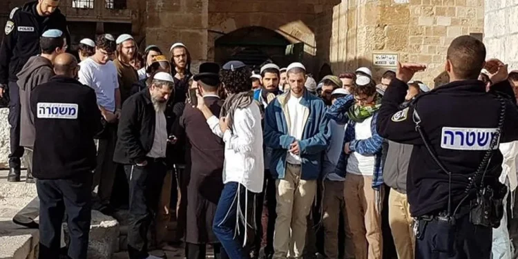 Rayakan Hari Libur Hanukkah, Pemukim Israel Serbu Masjid Al-Aqsa