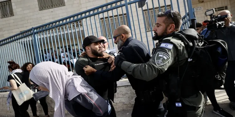 Israel Deportasi Jurnalis Italia dalam Penggrebekan di Tepi Barat