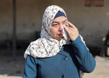 Pada hari pernikahannya, Sally Abujumeiza tidak bisa melepaskan ponselnya. Ayahnya, yang terpisah darinya akibat aturan Israel, hanya dapat menyaksikan pernikahannya melalui panggilan video selama pesta berlangsung.