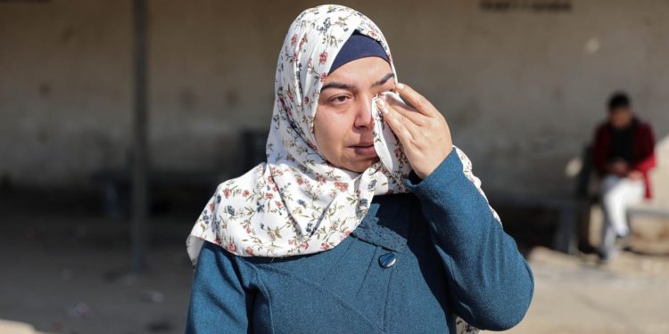 Pada hari pernikahannya, Sally Abujumeiza tidak bisa melepaskan ponselnya. Ayahnya, yang terpisah darinya akibat aturan Israel, hanya dapat menyaksikan pernikahannya melalui panggilan video selama pesta berlangsung.