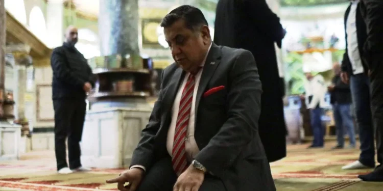 Menteri Inggris Laksanakan Salat di Masjid Al-Aqsa 