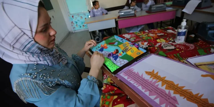 Perempuan Palestina Ciptakan Buku Cerita untuk Siswa Tunanetra Gaza