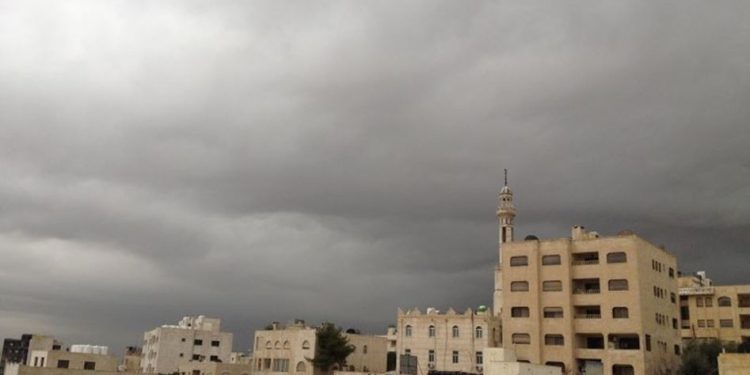 Sudah sekitar dua minggu, Jalur Gaza kekurangan hujan dan tidak ada indikasi hujan akan turun selama satu minggu ke depan. Hal ini memberikan tekanan besar pada akuifer atau lapisan tanah yang menampung dan